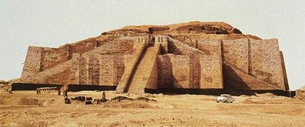 9. Zigguratlar şehrin refahının ve ilahi korumanın sembolleri olarak hizmet etmiştir.