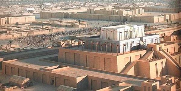 13. Zigguratlar, antik Mezopotamya şehirlerinin dini ve sivil yaşamının merkezinde yer alıyordu.