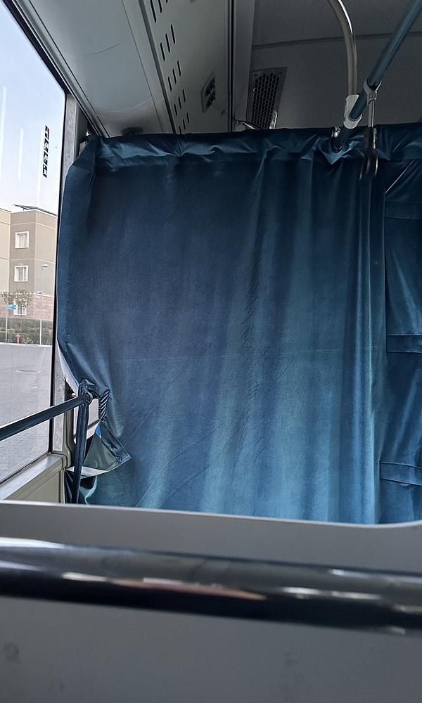 Kullanıcı perde çekilen bir otobüsün içerisinden paylaştığı görüntüyü paylaştı.