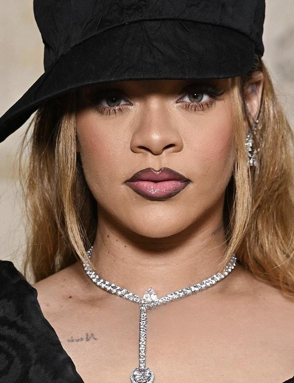 Kendi makyaj markasını çıkaran ve müzik kariyerindense makyaj ürünleri ile ilgilenen Rihanna'nin makyajı da ayrı beğenildi.