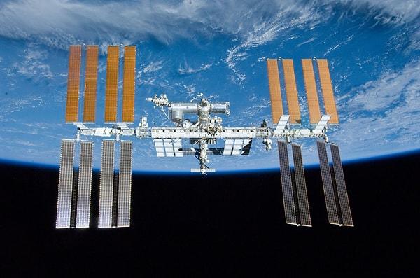 Dünya yüzeyinden yaklaşık 400 kilometre yükseklikte bulunan ISS, sürekli serbest düşüş halindedir.