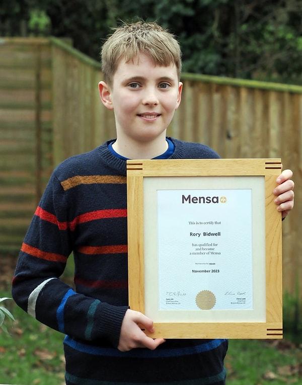 İngiltere'de yaşayan 12 yaşındaki Rory Bidwell isimli öğrenci "Cattel III B" ismindeki IQ testinde kendi yaş gurubu arasındaki en yüksek puanı aldı.
