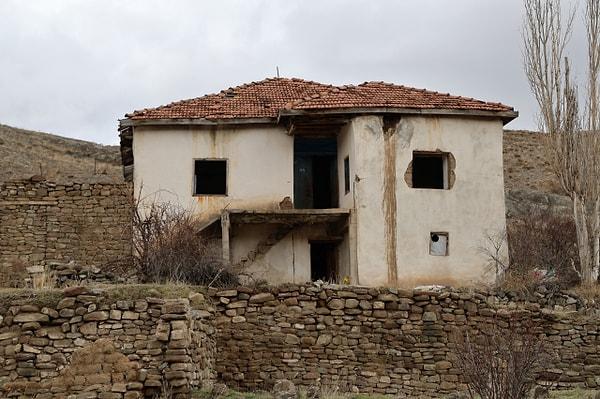 Köyde mevcut olan tek hanede ise Gültekin ailesi yaşıyor. Aile 5 yıl önce söylentilere aldırış etmeden köye yerleşti.