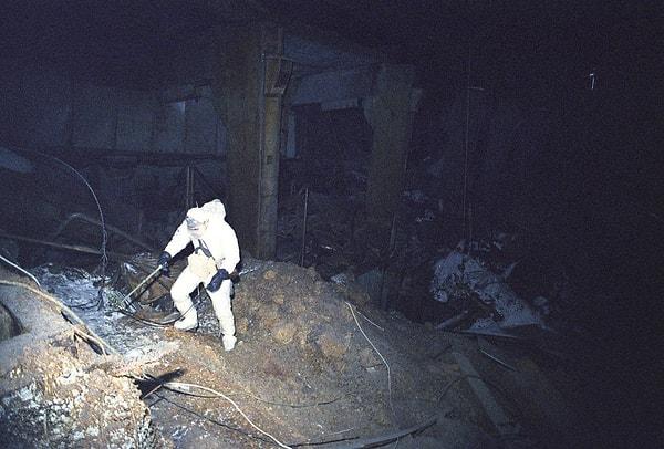 5. Çernobil'in radyoaktif kalıntılarına doğru ilerleyen bir bilim insanı.