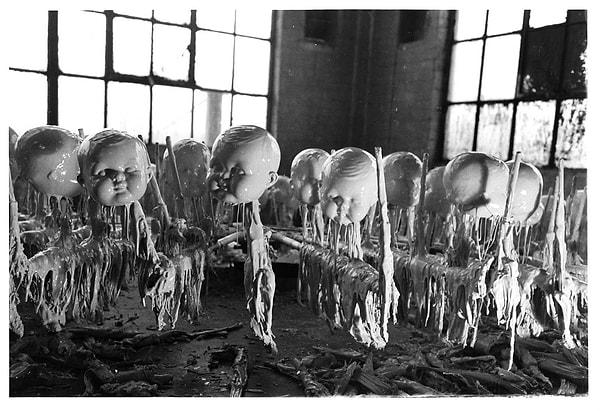 12. Oyuncak bebek fabrikasındaki bebek kafaları: