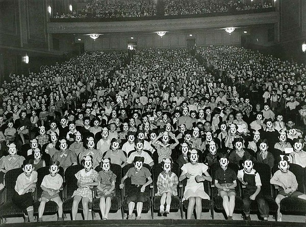 13. 1930'lu yıllarda Mickey Mouse fanları toplantısından bir kare.