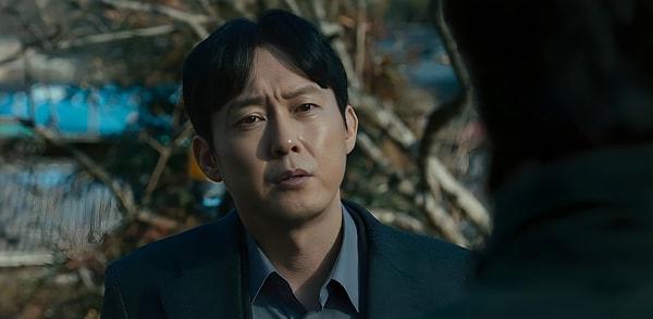 Bu arada Dedektif Choi Sung-Joon köyde son zamanlarda meydana gelen olayların Yoon Seo-Ha'nın aile mezarlığıyla ilgili olduğundan şüphelenir ve araştırmasını derinleştirir.