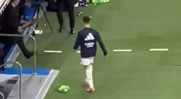 Geçtiğimiz hafta oynanan Almeria maçında yedek bekleyen 18 yaşındaki futbolcu, Ancelotti'nin kendisini oyuna almayacağını anlayınca kulübeye yöneldiği esnada yeleği fırlatmıştı.