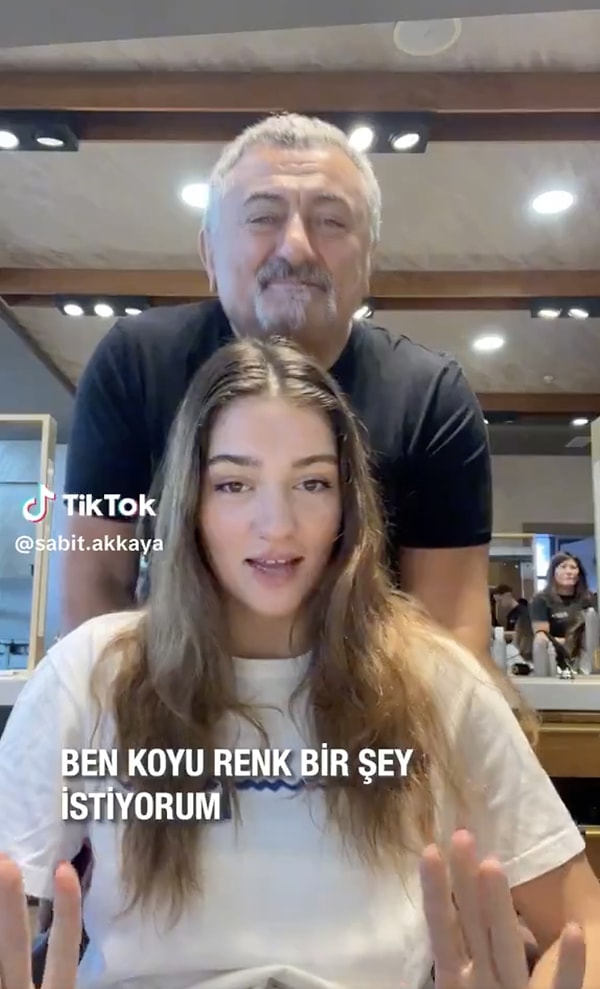 Sarı saç düşmanı Sabit Akkaya'nın konuğu bu kez İrem Güneş oldu. Zehra Güneş'in kardeşi istediği saç modelini anlattığı videosu sosyal medyanın gündemindeydi.