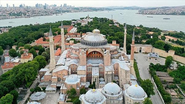 Hıristiyanlar ve Müslümanlar tarafından kutsal olan 15 asırlık Ayasofya Camii'nin 2020 yılında yeniden ibadete açılmasıyla beraber başlayan tartışmalar bitmek tükenmek bilmiyor.