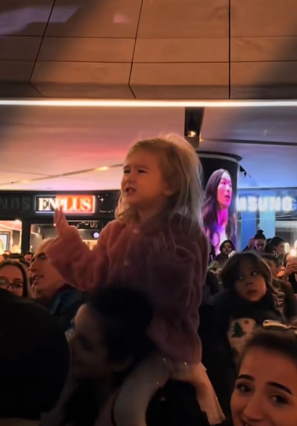 Annesinin omzunda konserin tadını çıkaran tatlı kız ‘Deli Kan’ şarkısı başlayınca adeta kendini şarkının ruhuna teslim etti.