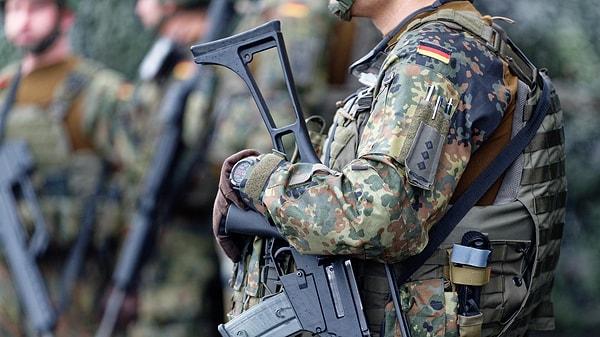 Almanya Savunma Bakanı Boris Pistorius, Haziran 2023'teki bir açıklamasında, Kovid-19 salgını sonrasında Alman ordusuna başvuranların sayısında düşüş yaşandığını ve nitelikli personel eksikliği olduğunu ifade etmişti.