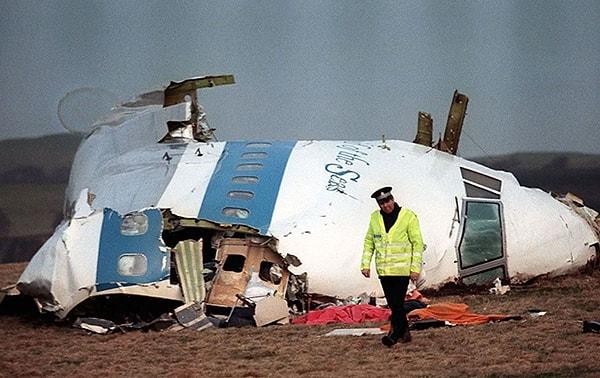 Patlayıcı bir aygıtın infilak etmesiyle uçakta bulunan 243 yolcu ve 16 mürettebatın tümü öldü. Uçağın büyük parçaları İskoçya'nın güneyindeki Lockerbie kasabasına düşünce yerde bulunan 11 kişi daha hayatını kaybetti.