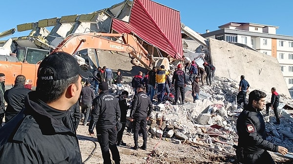 Olay, saat 14.30 sıralarında Doğukent Mahallesi'nde meydana geldi. 6 Şubat depremlerinde ağır hasar alan binayı yıkmak için iş makinesi ile çalışma başlatıldı.