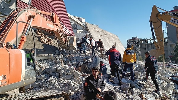 Çalışma sırasında ağır hasarlı bina, iş makinesinin üzerine devrildi; operatör enkaz altında kaldı.