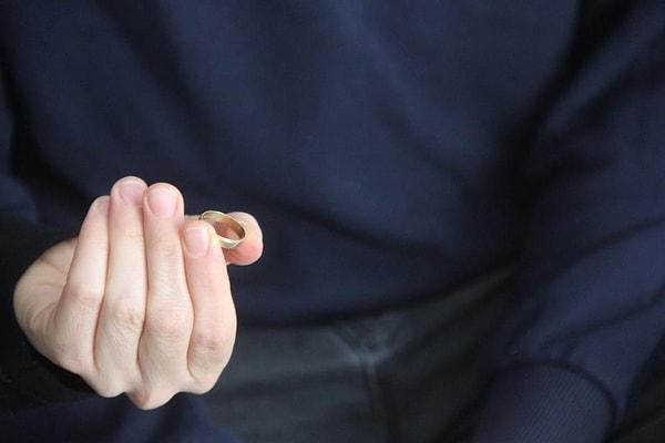 Sivas'ın Zara ilçesinde yaşayan Sibel Kurt 20 yıl önce temizlik yaptığı esnada yüzüğünü kaybetti.