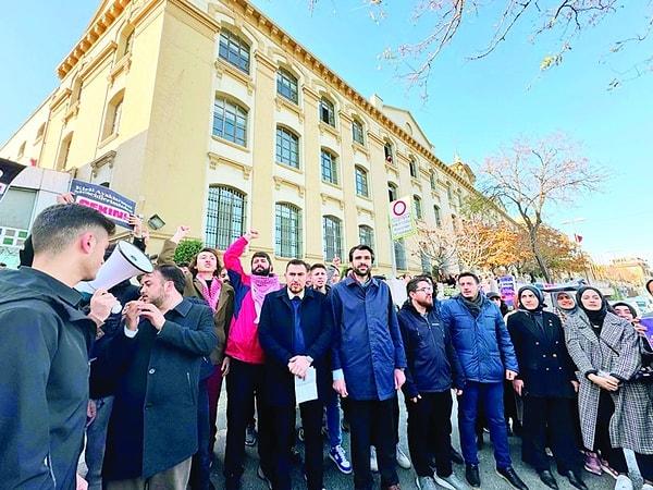 Cumhurbaşkanı Başdanışmanı Oktay Saral, sosyal medyada paylaşılan videoya “28 Şubat” benzetmesinde bulunmuştu. TÜGVA da okulda eylem yaparak akademisyene tepki göstermişti.