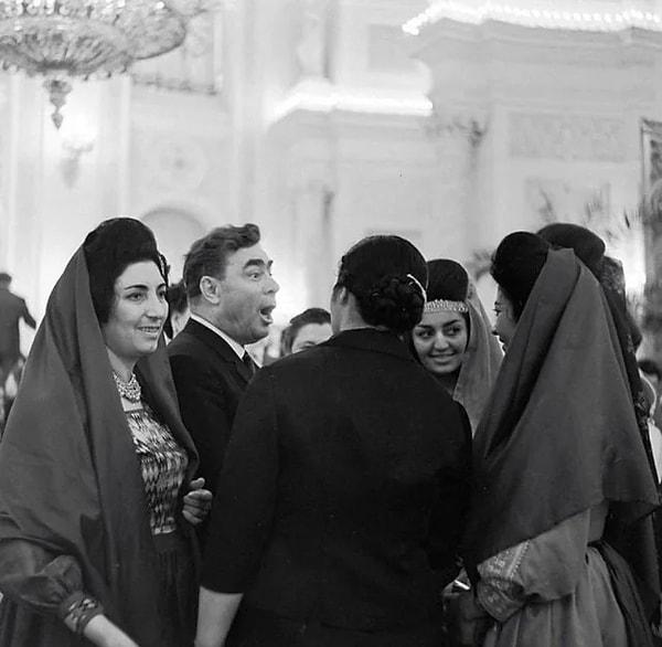 4. Leonid Brejnev'in (SSCB'nin gelecekteki lideri) Dünya Kadınlar Kongresi yapılırken katılımcılar arasında konuşurken çekilmiş bir fotoğrafı. (1963)