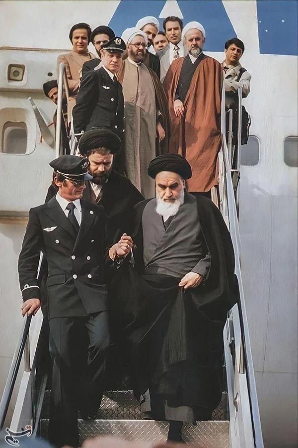 5. İslami devrimden sonra İran'a dönen Ayatollah Khomeini. (1979)