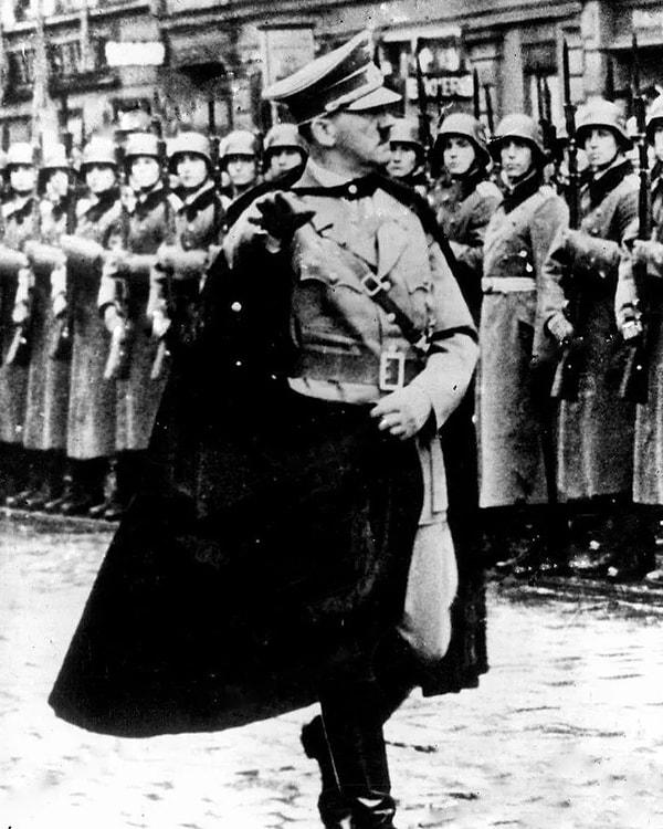 6. Adolf Hitler üstünde pelerinle askerleri selamlıyorken. (1940)
