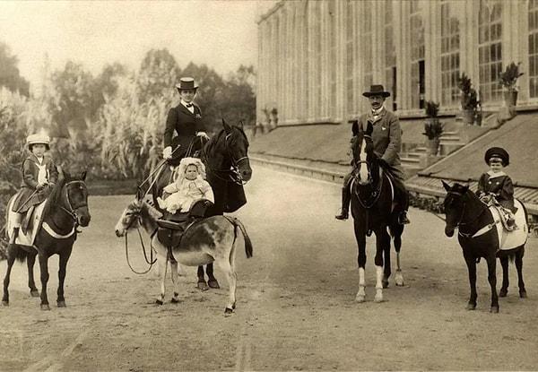 9. İtalya kraliyet ailesi at gezisindeyken. (1905)