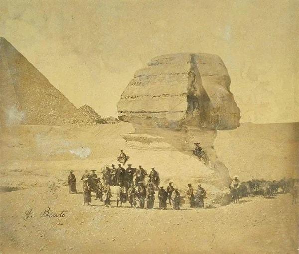 12. Mısır'da Sfenksin önünde poz veren samuraylar. (1864)