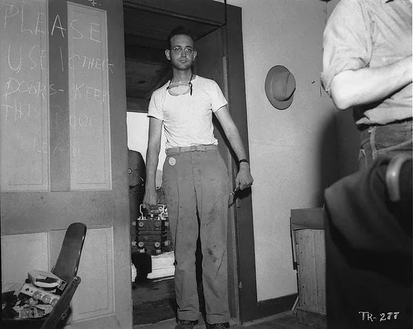 14. Çavuş Herbert Lehr, atom bombası testlerinde kullanılacak plütonyum çekirdeğini toplantı odasına teslim ediyorken. (1945)