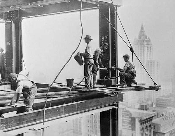 15. Empire State binasının inşaatında çalışan işçiler. (1930)