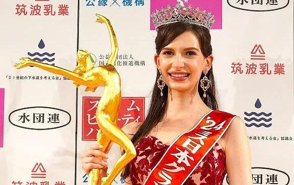 Japonya’da düzenlenen güzellik yarışmasında, Ukrayna doğumlu olan ve 5 yaşındaki yerleştiği Japonya’da sonradan vatandaşlık alan Carolina Shiino birinci olarak seçildi