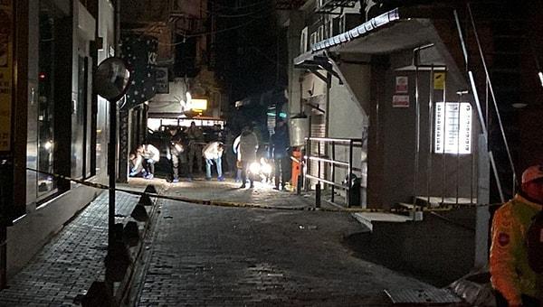 Sarıyer Umar Sokak’ta bulunan bir gece kulübüne girmeye çalışan bir grup, yanlarınsa silah bulunduğu ve taşkınlık çıkarttıkları gerekçesiyle çalışanlar ve müzikhol sahibi Ayhan E. tarafından dışarıya çıkarılınca kavga çıktı.