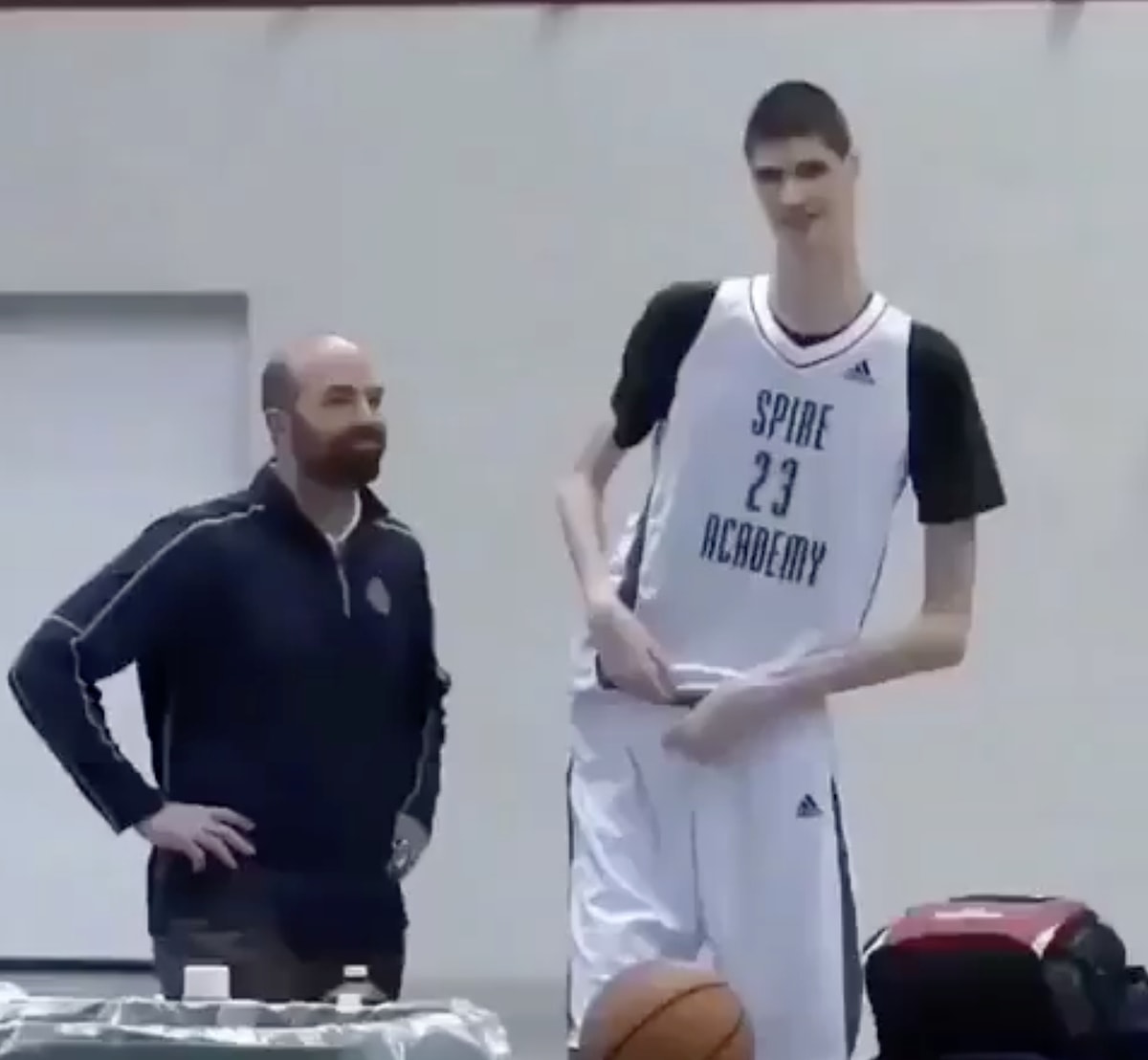 2 31 Metre Boyunda Olmas na Ra men Basketbol Kariyeri K sa S ren Robert 2-31-metre-boyunda-olmas-na-ra-men-basketbol-kariyeri-k-sa-s-ren-robert