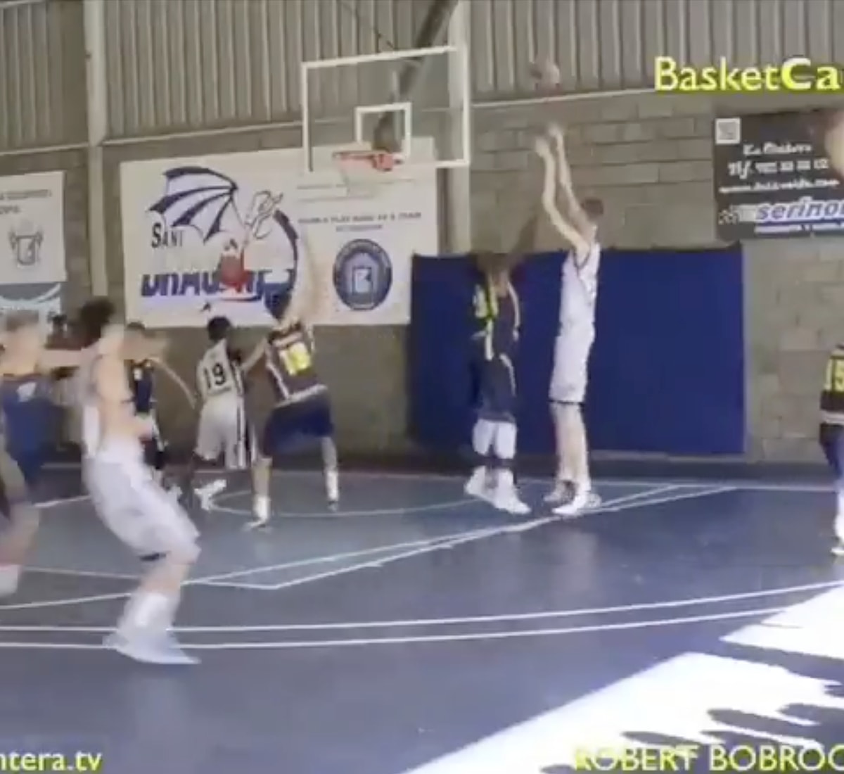 2.31 Metre Boyunda Olmasına Rağmen Basketbol Kariyeri Kısa Süren Robert
