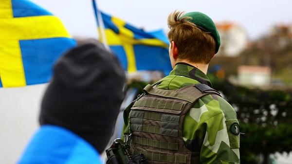 Öyle ki Baltık ülkeleri Rus sınırına savunma duvarı inşa etmeye başladı. 210 yıldır hiçbir savaşa girmeyen İsveç, geçtiğimiz haftalarda vatandaşlarına savaşa girebiliriz uyarısında bulundu ve hazırlıklı olmalarını söyledi. İsveç'in Türkiye'nin onayıyla birlikte NATO'nun üyesi olduğunu da düşünürsek Avrupa'da savaş çağrıları son bulmayacak gibi.