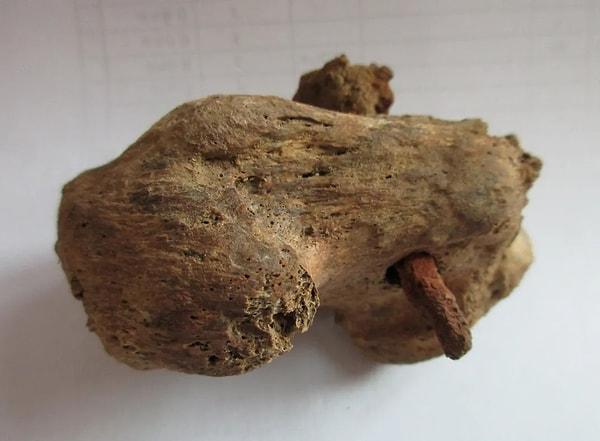 Roma Britanyası'nda şimdiye kadar sadece bir çarmıha gerilme kurbanı tespit edilmiştir: Topuk kemiğine iki inçlik bir çivi çakılmış olan bu adamın iskeleti 2017 yılında Cambridgeshire'da yapılan bir kazıda bulunmuştu.
