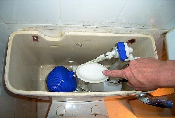 1. Tuvaletinizin sifonunu temizleyerek daha iyi akmasını sağlayıp, su tasarrufu yapabilirsiniz.