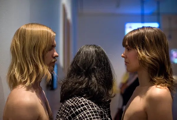 Marina Abramovic’in eserlerinin yer aldığı sergiyi gezen kişiler, galeriler arasında gitmek için iki çıplak modelin arasından geçmek zorunda kalıyordu.