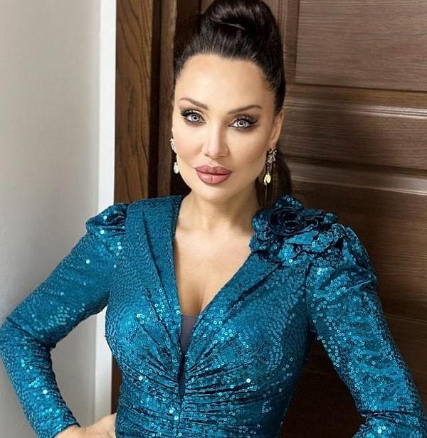 Umut Akyürek, güzelliği ile dikkat çeken Türk Sanat Müziği sanatçısı bildiğiniz gibi. Kendisinin Angelina Jolie'ye olan benzerliği ise malumunuz.