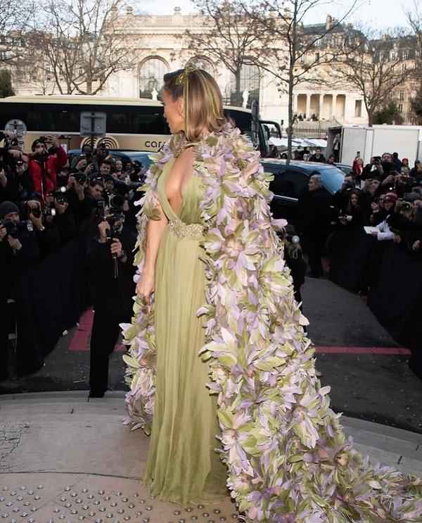 Paris Moda Haftası'nda güzelliğiyle büyüleyen isimlerin başında Jennifer Lopez geliyor.