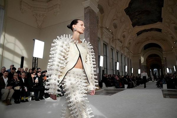 Modanın başkenti Paris’te düzenlenen moda haftası, lüks markaların birbirinden eşsiz tasarımlarına ev sahipliği yapmaya devam ediyor.