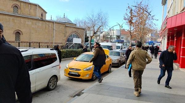 Dün saat 16.00 sıralarında Kırşehirde yaşanan olayda Atatürk Caddesi'nde bulunan bir bankaya giden ve işlem yapmak için gişeden sıra alan A.G., işlem sırası gecikince görevlilerle tartışmaya başladı.