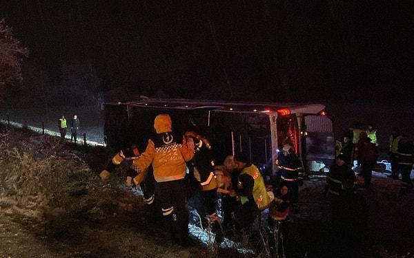 Kastamonu’da seyir halindeki yolcu otobüsü yolunda henüz belirlenemeyen sebeple yolun kenarındaki tarlaya devrildi.