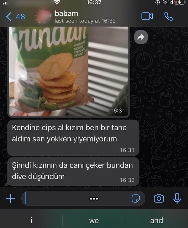 Sadece giden değil, kalan da bizimle aynı duyguları paylaşır. Özellikle ailemiz özlemle bizi bekler değil mi? Her an akıllarında biz varızdır. Bu baba da cips bile yerken uzaktaki evladını düşündü ve bu güzel mesajı attı.