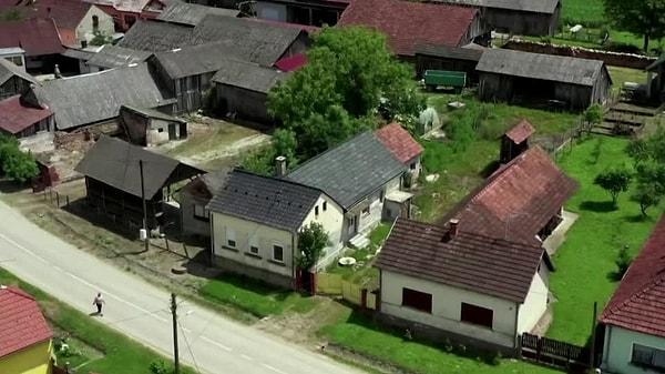 Hırvatistan'ın kuzeyindeki kasabalardan biri olan Legrad, son günlerde sosyal medyada yine gündemde. Bigpara'da yer alan yazıya göre kasabanın yöneticileri 2021 yılında 19 terk edilmiş ya da inşaat süreci devam eden boş evi 1 kuna (4 lira 20 kuruş) fiyatına satışa çıkarmıştı. 19 evden 17'si ise satılmıştı.
