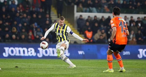 Bu sezon toplamda 35 resmi maçta mücadele eden Fenerbahçe, 29 galibiyet, 3 beraberlik ve 3 mağlubiyet alırken ligde de lider konumda bulunuyor.