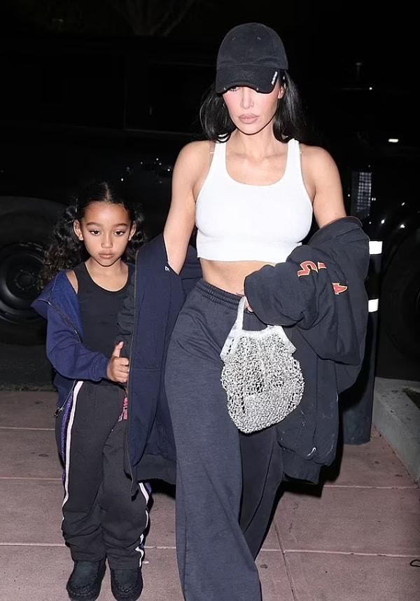 Kim Kardashian'ın kendisine benzerliği ile öve öve bitiremediği ve medyanın gözde Kardashianların da biri haline daha çocuk yaşında gelen kızı Chicago da bu durumdan payını alıyor.