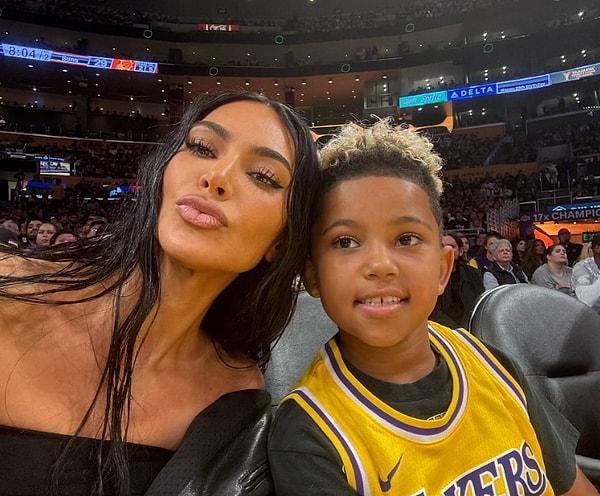 Öncelikle büyük bir basketbol tutkunu olan küçük Saint ve annesi Kim Kardashian'ın selfie'sini şuraya bir bırakalım.