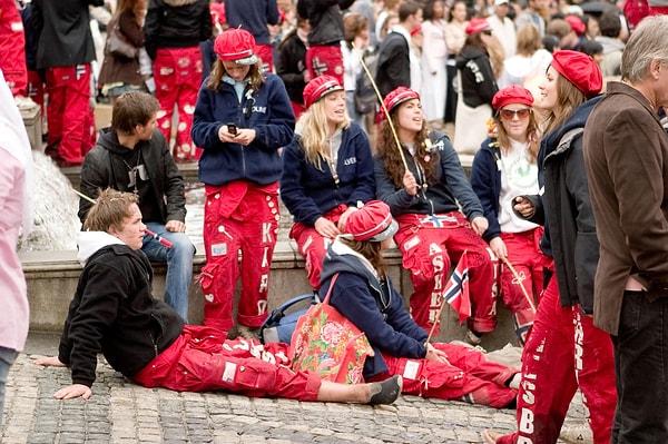 12. Norveç'te her yıl geleneksel olarak liseyi bitiren öğrenciler için "Russ" kutlaması yapılmaktadır.