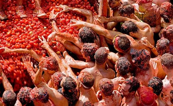 13. Her yıl Ispanya'da düzenlenen La Tomatina festivali dünyanın en büyük domates savaşı olarak bilinir.