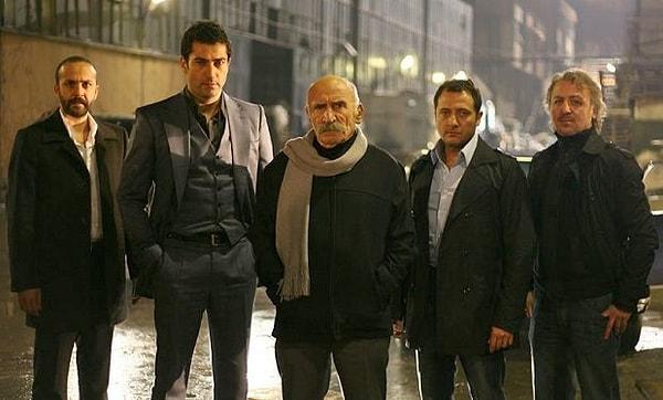 Kenan İmirzalıoğlu, Cansu Dere, Tuncel Kurtiz, Yiğit Özşener, Barış Falay gibi efsane isimlerin yer aldığı dizi 2009 senesinde seyirciyle buluşmuştu.