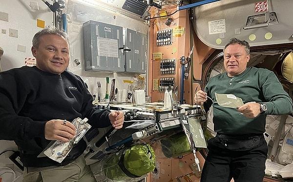 Çalışmalarına başlayan Gezeravcı'dan geçtiğimiz gün "Uluslararası Uzay İstasyonu’nda Commander Michael ile yemek keyfi!" notuyla yeni bir fotoğraf gelmişti.